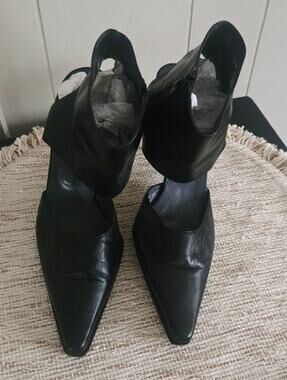 Stuart Weitzman Ladies Black Leather Ankle  Cuff Heels Size 8 W